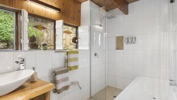 Baignoire, sĂšche-cheveux, serviettes fournies, savon
