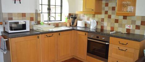 Kylskåp, mikrovågsugn, ugn och spishäll