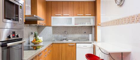 Full-size fridge, microwave, oven, dishwasher