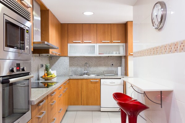Full-sized fridge, microwave, oven, dishwasher