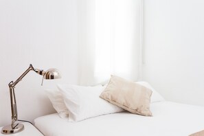 4 bedrooms, iron/ironing board, free WiFi - Spacious 4 Bedroom in City Center (Barcelona)