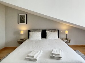 1 bedroom, desk, iron/ironing board, travel crib - At Central Lisbon, 5 minutes walking from Rossio (Lisboa)