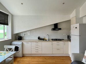 Refrigerador, microondas, placa de cocina, cafetera/tetera