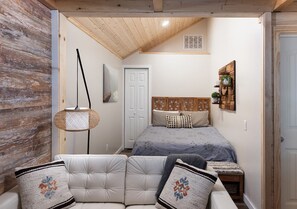 1 bedroom, desk, iron/ironing board, WiFi - Bugsy’s Hideout | Intrigue |Romance | Historic (Lake Arrowhead)