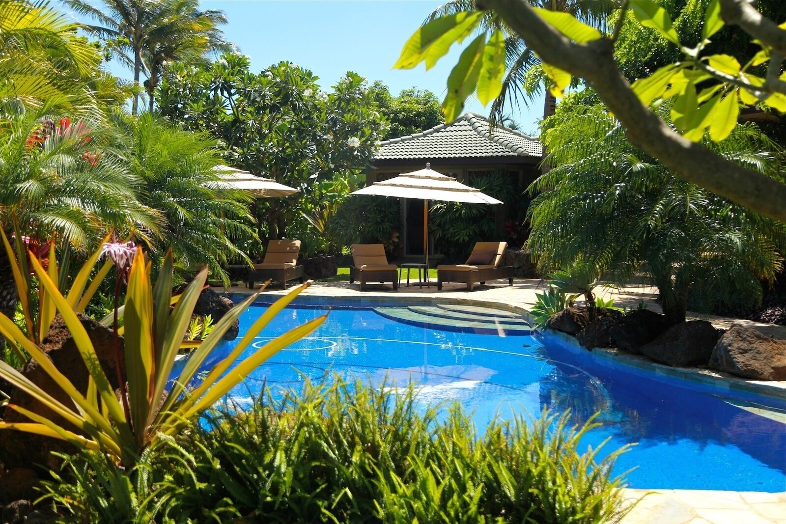  Villa, 4 minute stroll to beach, pool, Air cond, hot tub, sleeps14, refundable