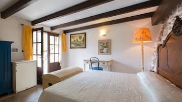 6 quartos, ferros/tåbuas de passar roupa, berço de viagem