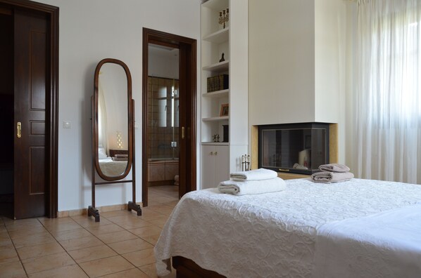 4 bedrooms, iron/ironing board, Internet, bed sheets