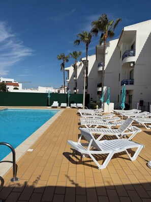 Outdoor pool - Apartment for rent in Albufeira - Aparts. Oura Palace 5 minutes from the beach. (Albufeira)
