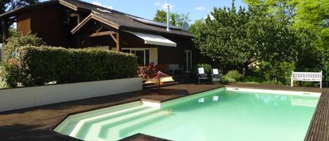 Piscine extérieure, chaises longues