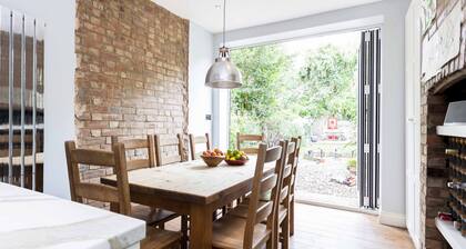 WOW 5 bed town house N22 | Sleeps up to 16 | FREE breakfast | 5 mins to tube