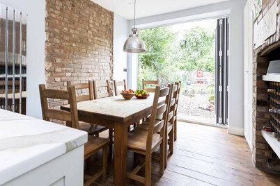 WOW 5 bed town house N22 | Sleeps up to 16 | FREE breakfast | 5 mins to tube
