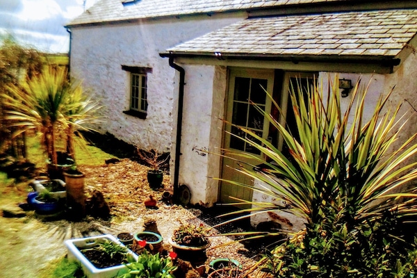 The front of the barn from the parking driveway