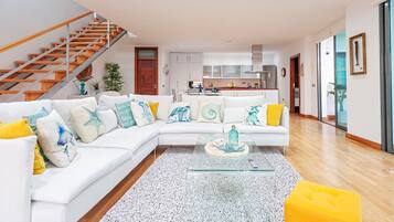 Una televisión, un reproductor de DVD