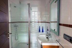 Bathtub, hair dryer, towels - New, villa facing the sea, LEGALIZED Nº A-38/4. 1880 (Tacoronte)
