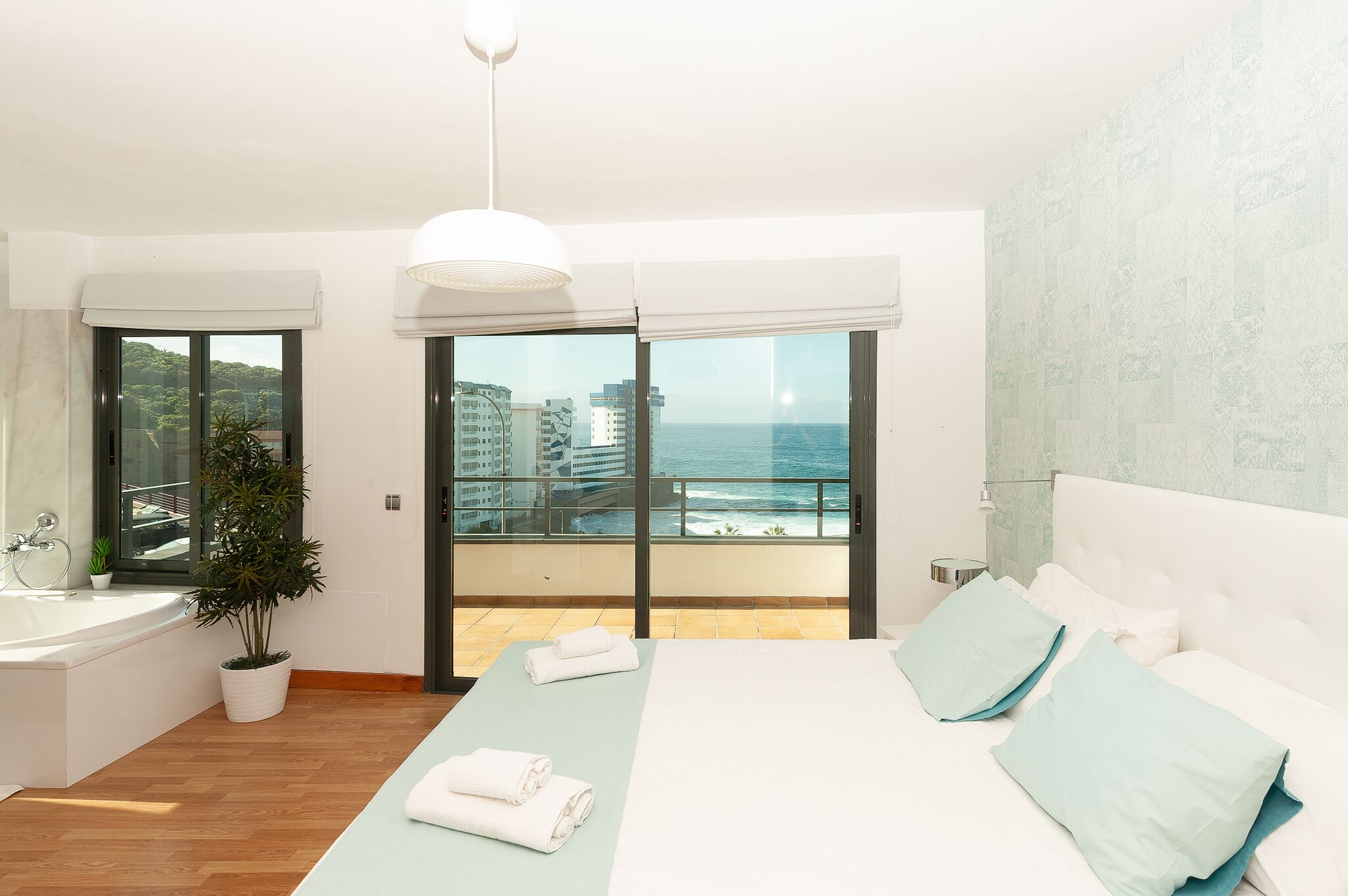3 slaapkamers, een strijkplank/strijkijzer, wifi, beddengoed