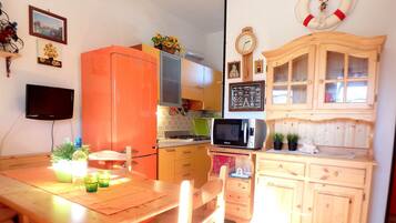 Refrigerador, microondas y periquera