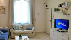 Smart-TV, DVD-spiller, bøker og musikkbibliotek