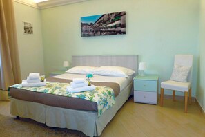 4 室のベッドルーム、デスク、アイロン / アイロン台、旅行用ベビーベッド