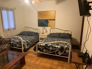 6 bedrooms, travel crib, free WiFi, bed sheets
