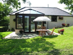 Outdoor dining - Small, Select Development Of Holiday Cottages (Hartland, Bideford, Devon)