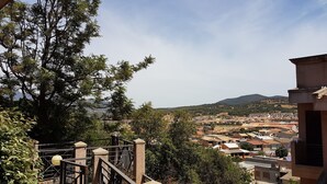 Zona residencial con casas, árboles y una cadena montañosa a lo lejos.