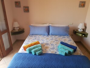2 slaapkamers, een strijkplank/strijkijzer, reisbedje, beddengoed