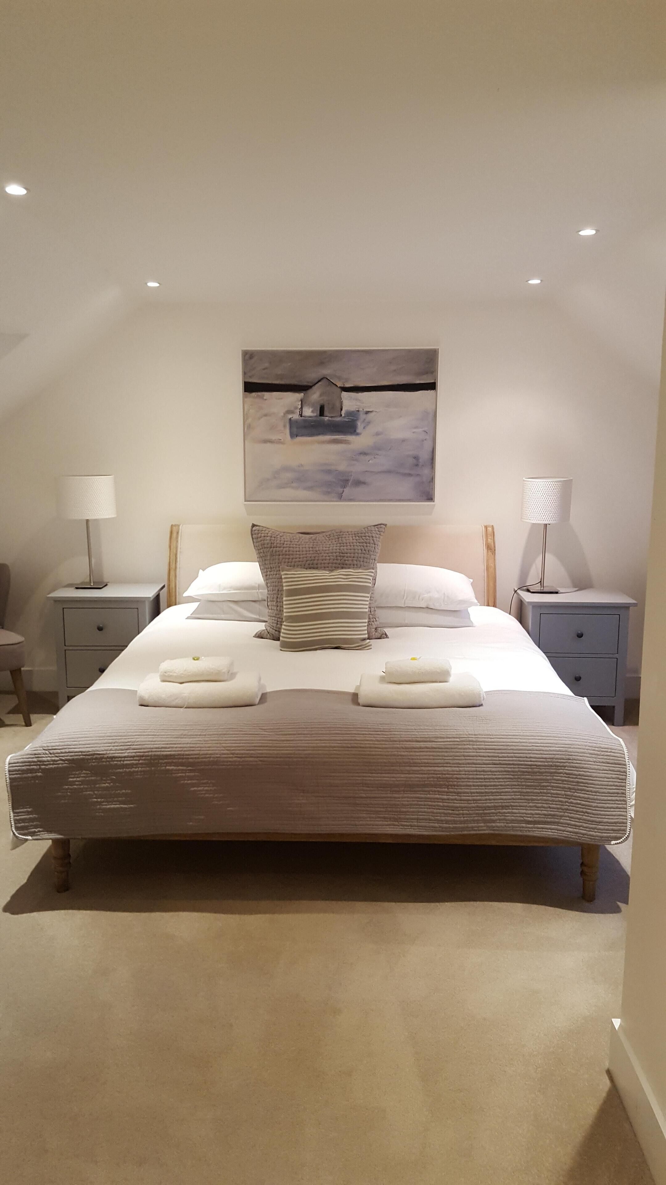 5 bedrooms, iron/ironing board, WiFi, bed sheets