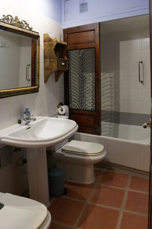 Duschwanne, Haartrockner, Bidet, Handtücher