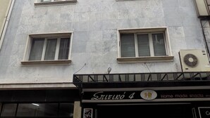 A building with multiple windows and an air conditioning unit on the side. - Athens Modern Apartment next to Syntagma Square  (Athina)