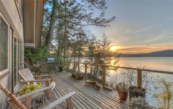 Terrace/patio - 3BR Cottage with Gorgeous Sunsets, Private Beach and EV Charger (Eastsound)