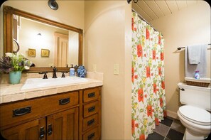 Combined shower/tub, hair dryer, towels - 3BR Cottage with Gorgeous Sunsets, Private Beach and EV Charger (Eastsound)