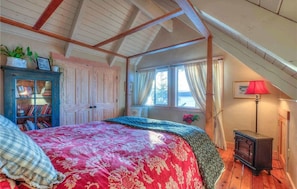 3 bedrooms, iron/ironing board, travel cot, WiFi - 3BR Cottage with Gorgeous Sunsets, Private Beach and EV Charger (Eastsound)