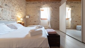5 bedrooms, iron/ironing board, travel crib, WiFi (free) - Casa Natia - Luxury Villa with pool (Modica)
