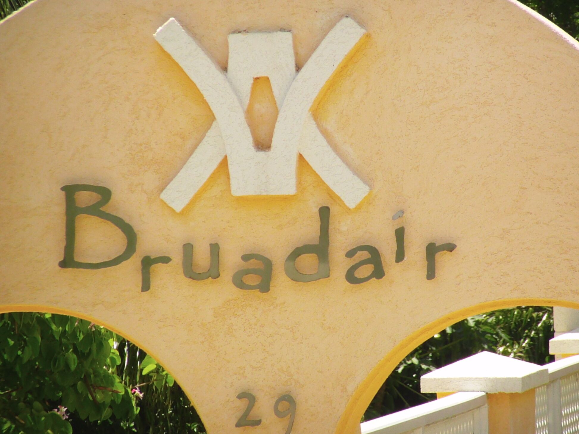 En skylt med texten ”Brugadair” och siffran ”29”, vilket anger en plats eller adress.