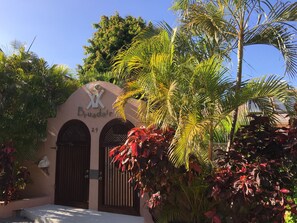 Property grounds -  Large 7 Bed  Vacation Villa. Sleeps 14. Walking distance beach and amenities  (Holetown)