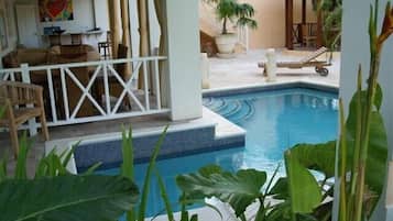 Una piscina al aire libre