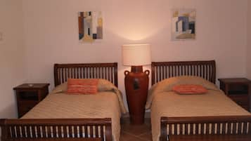 7 bedrooms, in-room safe, desk, iron/ironing board