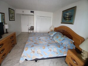 3 habitaciones, tabla de planchar con plancha, wifi y ropa de cama 