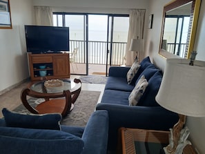 Fernseher, DVD-Player, Bücher