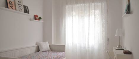 2 slaapkamers, een strijkplank/strijkijzer, reisbedje, gratis wifi