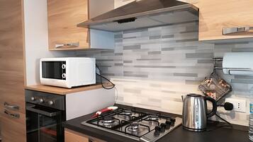 Kühlschrank, Mikrowelle, Ofen, Herdplatte