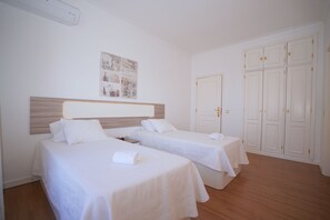 7 bedrooms, in-room safe, desk, iron/ironing board - VILLA LUZ, with 7 bedrooms, 7 WC, swimming pool, beautiful garden, near Golf and beaches (Quarteira)