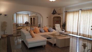 Smart-tv, eldstad, dvd-spelare och bordsfotboll