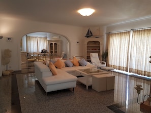 Smart TV, chimenea, reproductor de DVD y futbolito