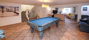 Games room - VILLA LUZ, with 7 bedrooms, 7 WC, swimming pool, beautiful garden, near Golf and beaches (Quarteira)