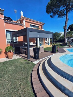 Terrace/patio - VILLA LUZ, with 7 bedrooms, 7 WC, swimming pool, beautiful garden, near Golf and beaches (Quarteira)