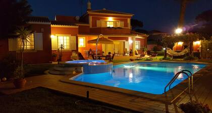 VILLA LUZ, avec 7 chambres, 7 WC, piscine, beau jardin, prĂšs de Golf et des plages