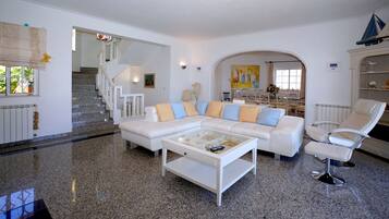 Smart-tv, eldstad, dvd-spelare och bordsfotboll