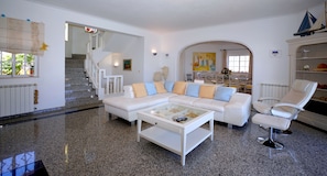 Smart TV, chimenea, reproductor de DVD y futbolito