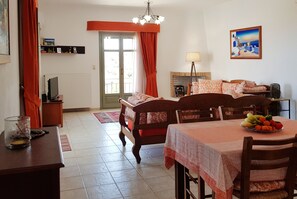 TV connectée, cheminée, livres